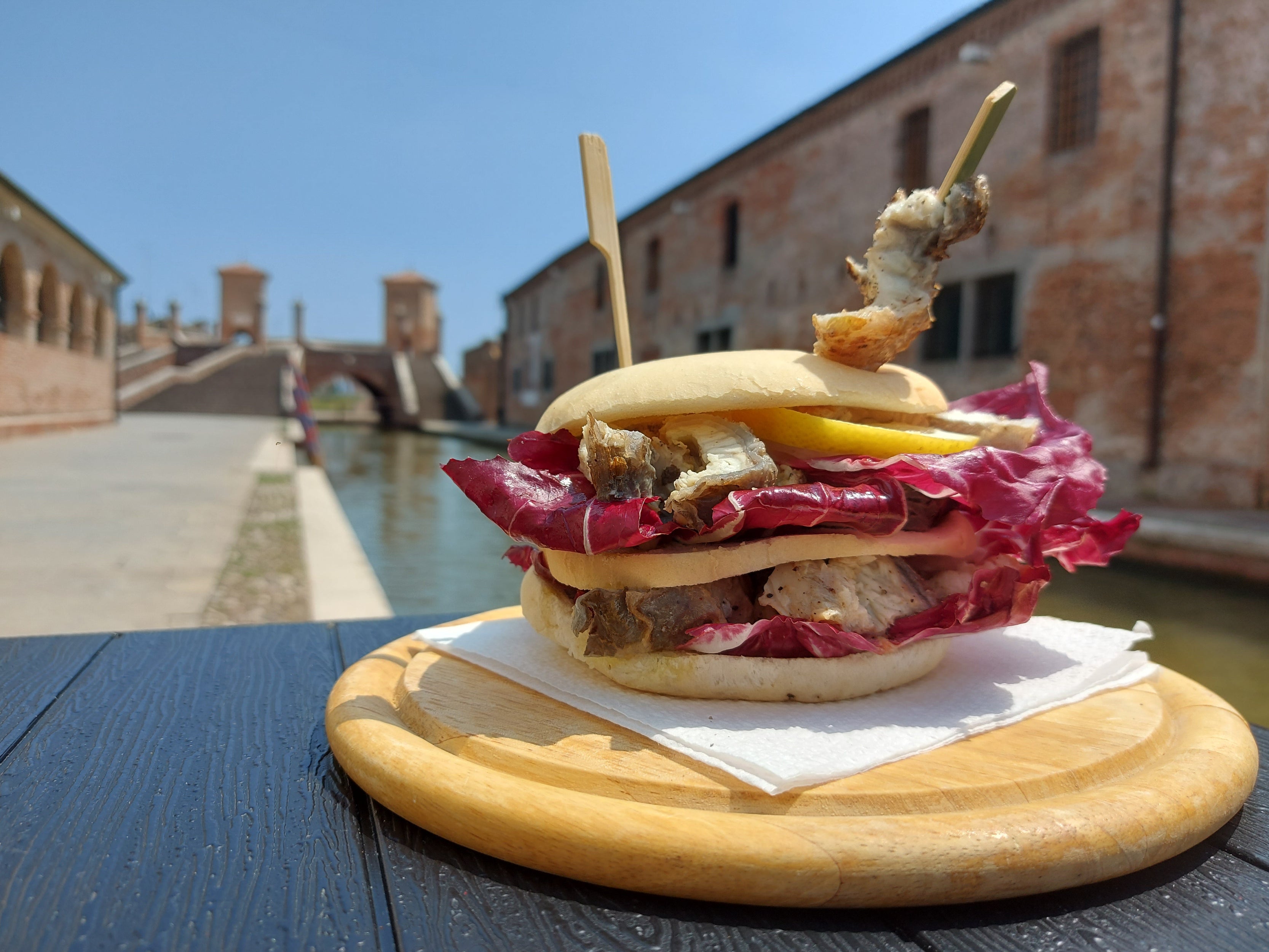 l'originale panino all'anguilla della bottega di Comacchio